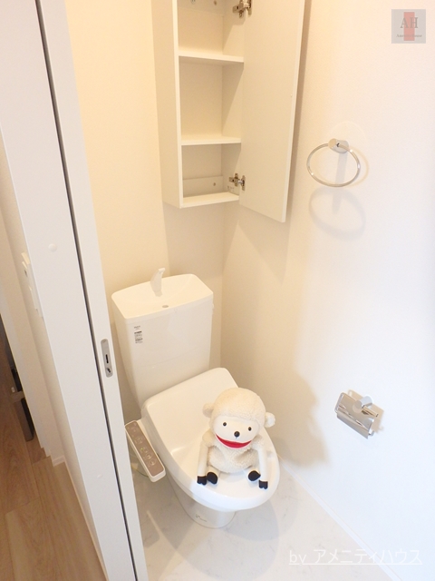 トイレ　●温水洗浄暖房便座付きの快適なトイレスペース。