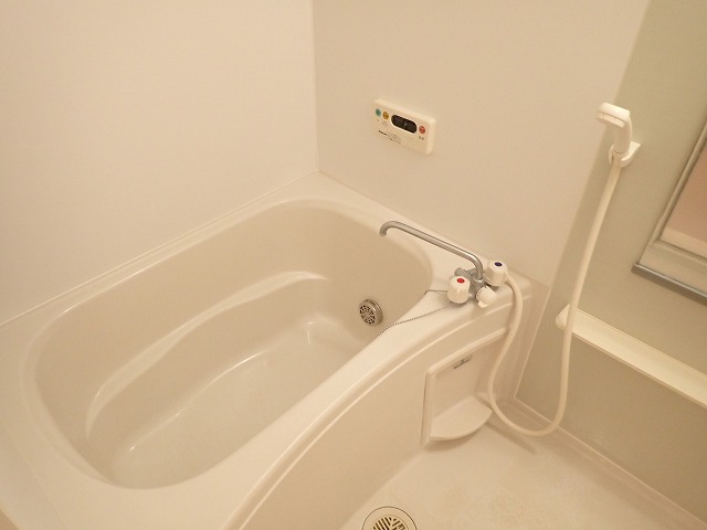 バス・シャワールーム　追い焚き機能付きの浴室です