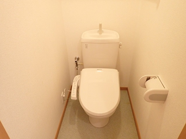 トイレ　温水洗浄暖房便座です