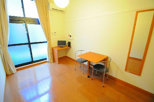 居室・リビング　大きな窓で明るい居室（備品のメーカー等は部屋毎に異なります）