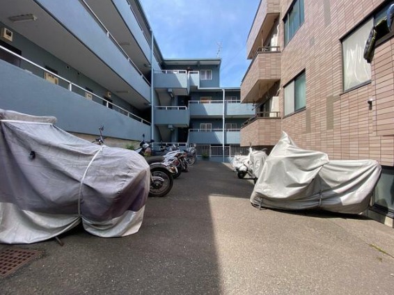 その他共有部分　駐輪場とバイク置場