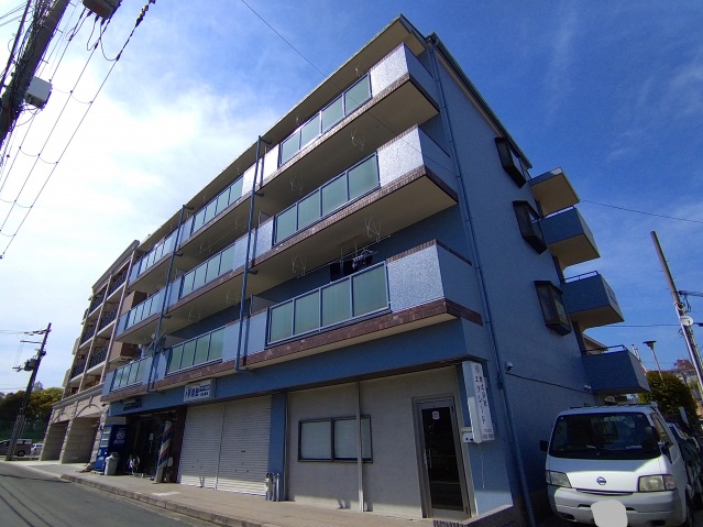 茨木市西河原のマンションの建物外観