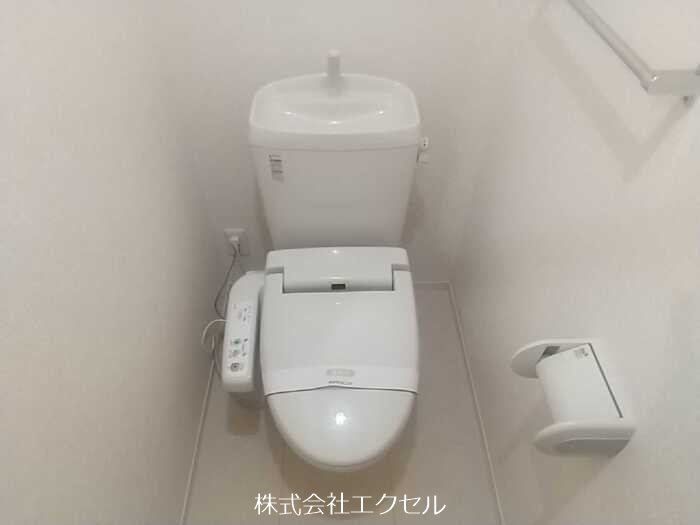 トイレ　温水洗浄便座です。