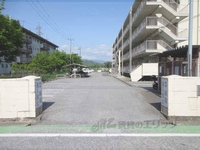 【長浜市加田町のマンションのエントランス】