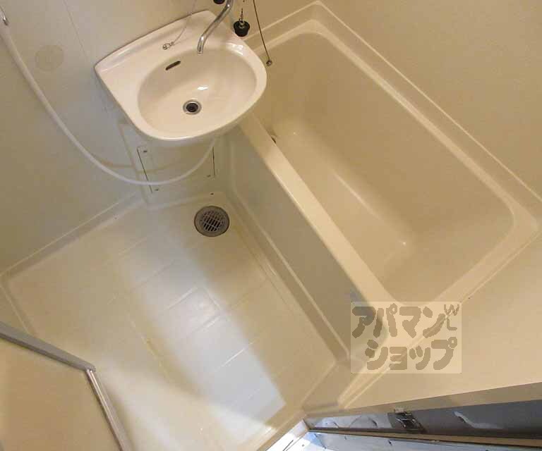 バス・シャワールーム　洗面台が一緒になったバスルームです！