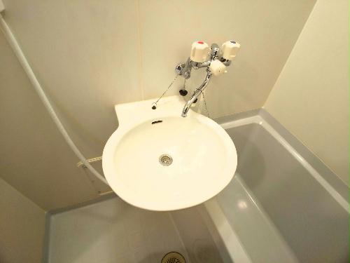 洗面設備　鏡を備え　準備のしやすい洗面台