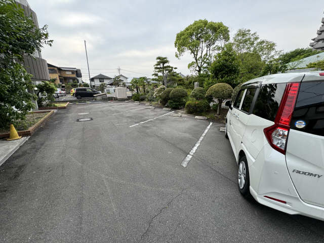 【パラシオン萠の駐車場】