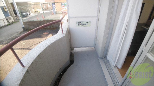 バルコニー　バルコニーです。南東向きなので昼間は心地いい光が入ります。