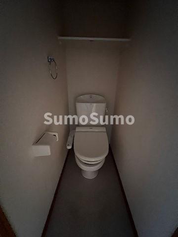 トイレ　落ち着いた色調のトイレです