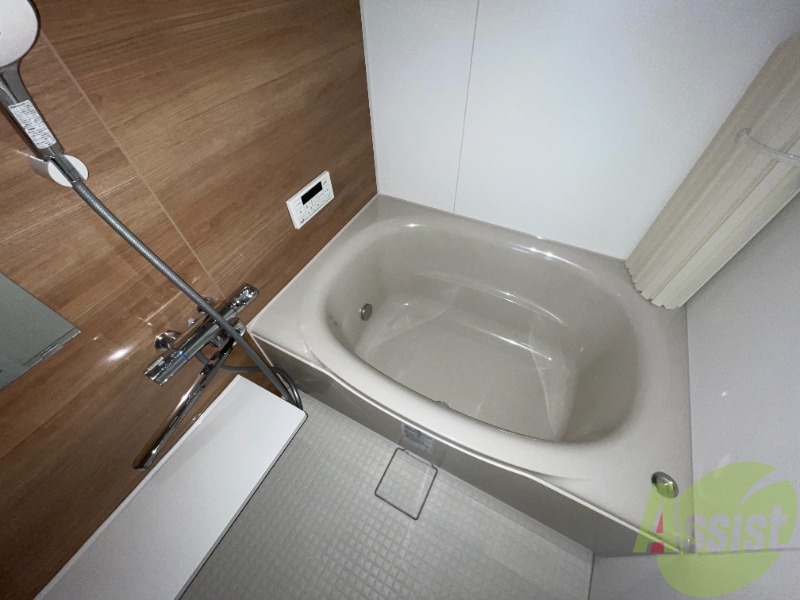 バス・シャワールーム　浴室です。バスタブが広くてゆったりできます。