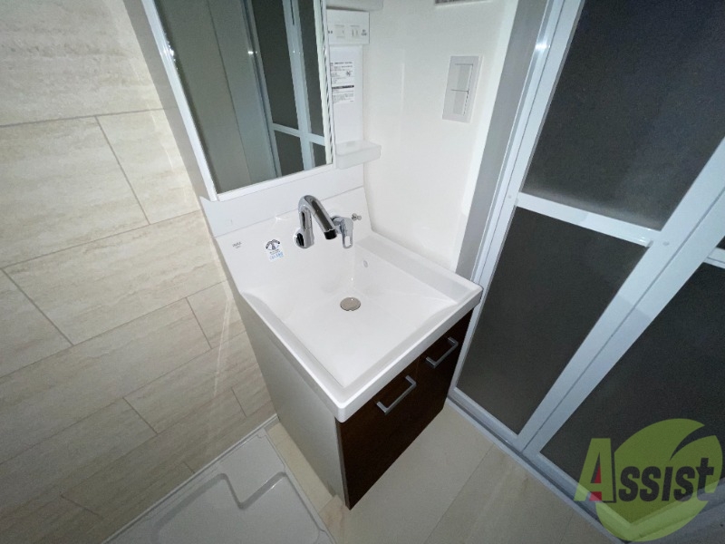 洗面設備　独立洗面台になっているので忙しい朝もばっちりですね