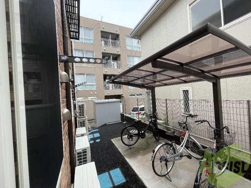 バルコニー　バルコニーはありませんが、物干し竿を設置できそうです。