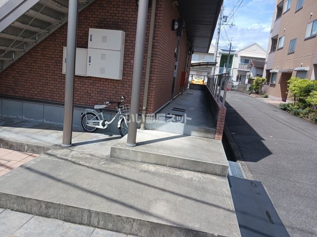 【枚方市大峰元町のアパートのエントランス】