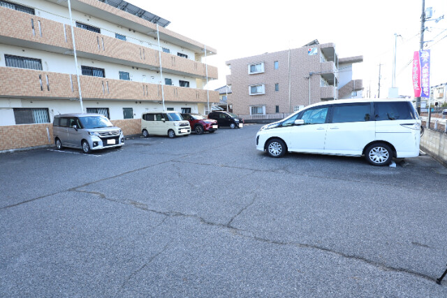 【総社市中央のマンションの駐車場】