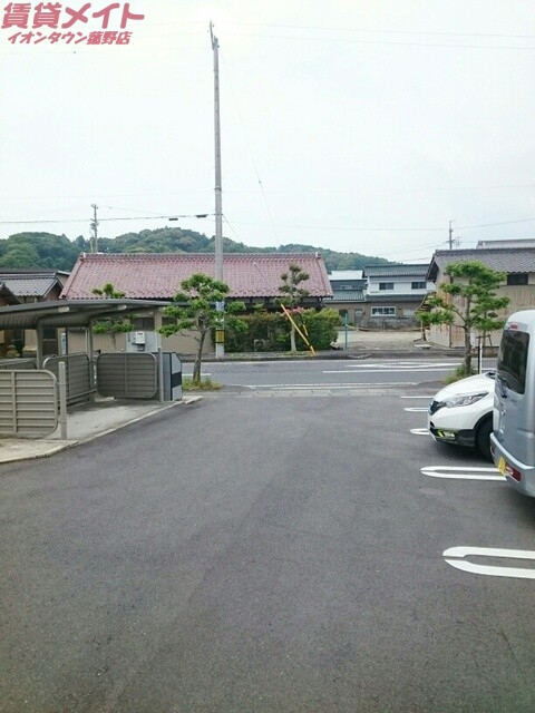 【三重郡菰野町大字菰野のアパートの駐車場】