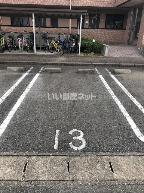 【エクセレンスの駐車場】