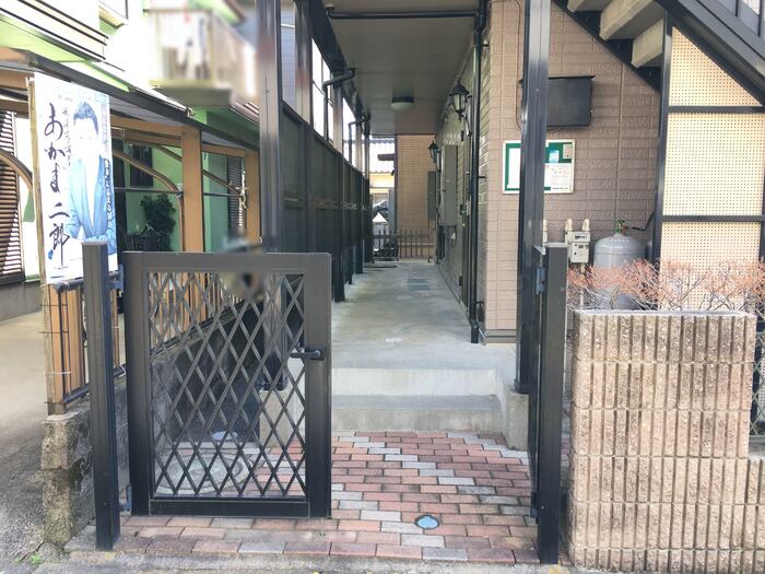 【相模原市中央区上溝のアパートのエントランス】