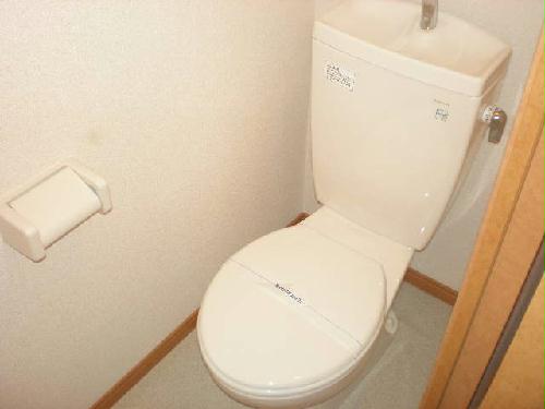 トイレ　上には棚があります。