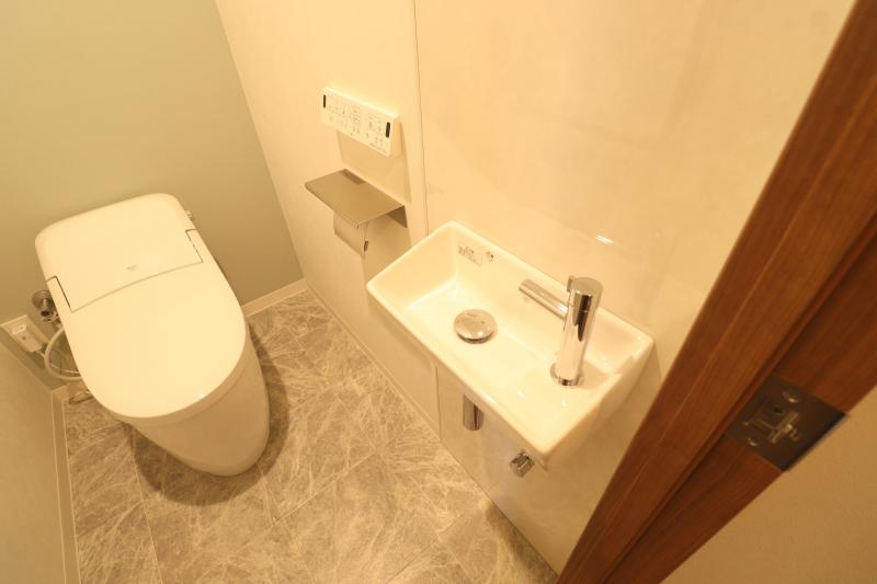 トイレ　洒落たトイレ空間となっています。