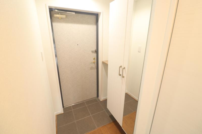 玄関　シューズBOXもシッカリ確保。鏡付き。