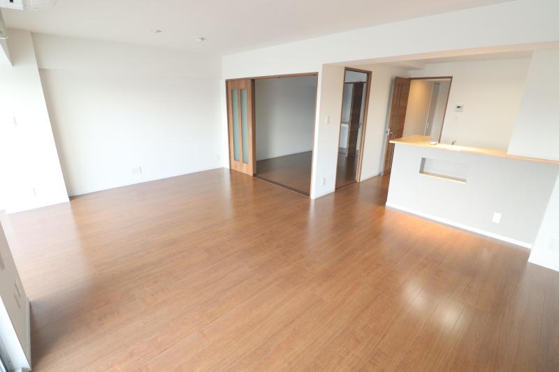 居室・リビング　リビング19.7帖。床もピカピカ