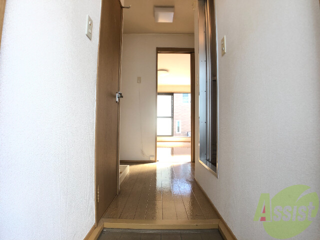 玄関　玄関の様子です。明るい印象ですね。気分もあがりそう。