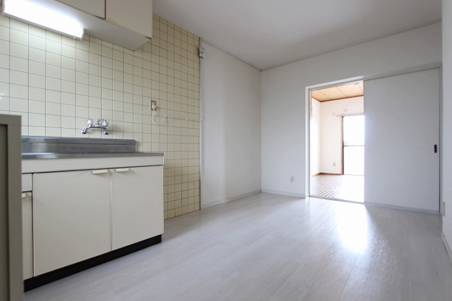 居室・リビング　同物件、別号室のものです。