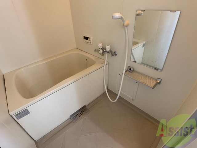 バス・シャワールーム　バスルームはこちらです。広々としてゆったり休めます。