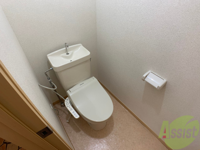 トイレ　こちらはトイレです。清潔感があり、安心して使用できます。