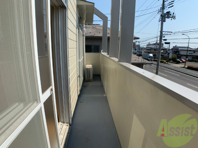 バルコニー　こちらはバルコニー。洗濯物が干せるようになっています。