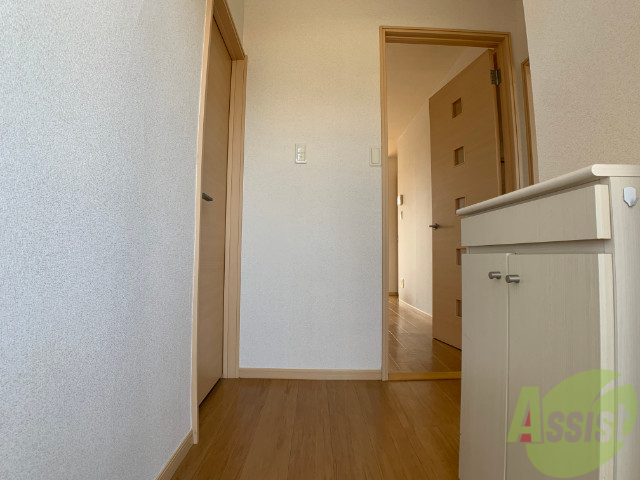 玄関　玄関の様子です。広い洋室にすぐ繋がっています。