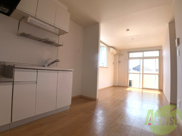 居室・リビング　リビングは１０．５帖、出窓もあって陽当たり良好です