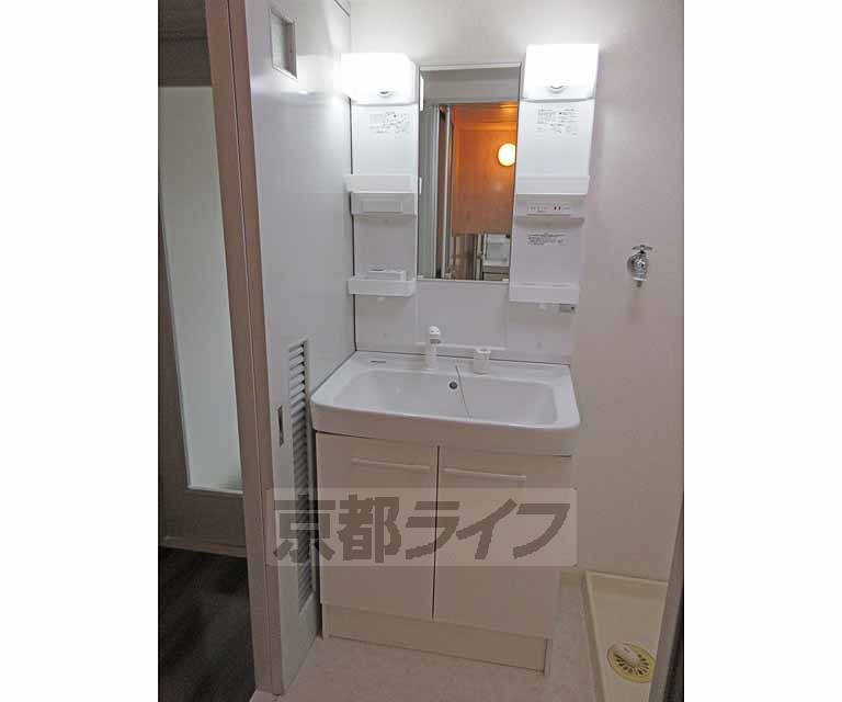 洗面設備　収納がある洗面台です・