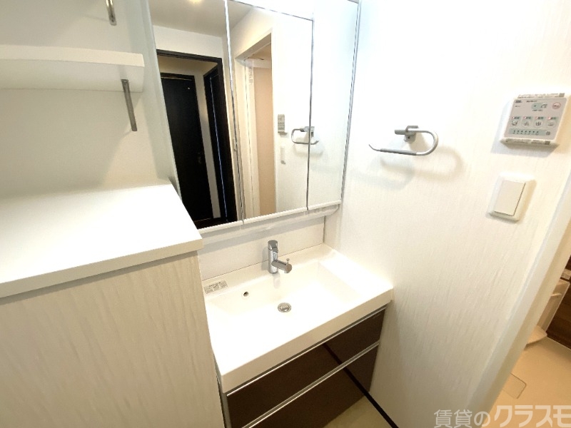 洗面設備　忙しい朝に洗髪洗面化粧台完備です。