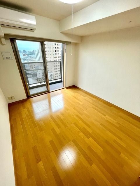 居室・リビング　落ち着いた色合いの床材を使用した居住空間