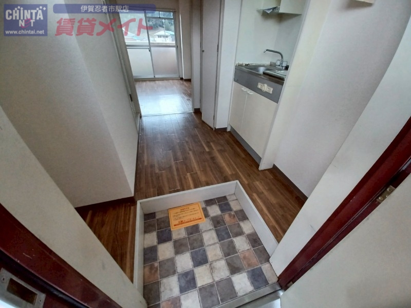 玄関　別部屋参考写真となります。