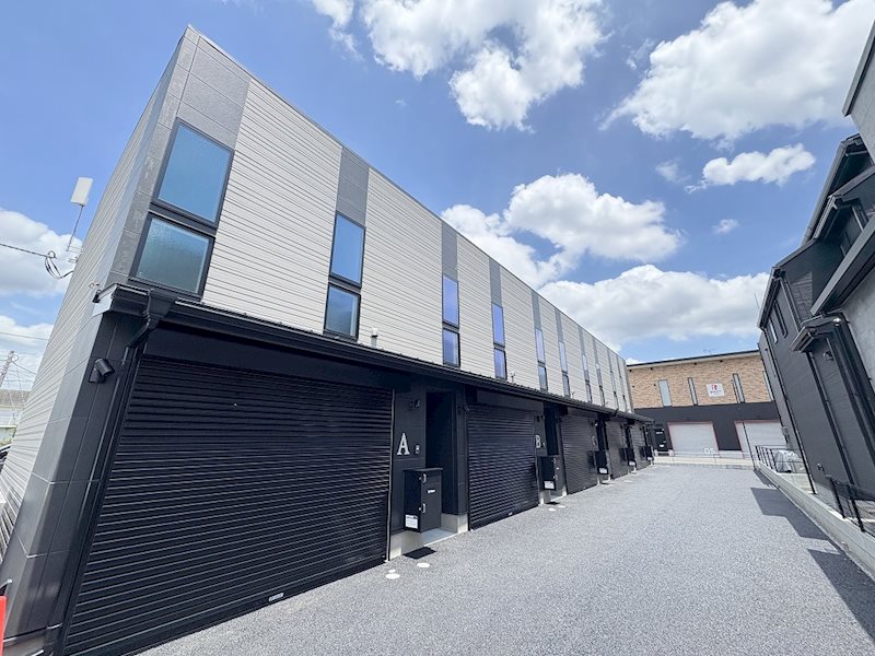 建物外観　シャッター前面の幅員4.887m/西側公道幅員8.7m/参考