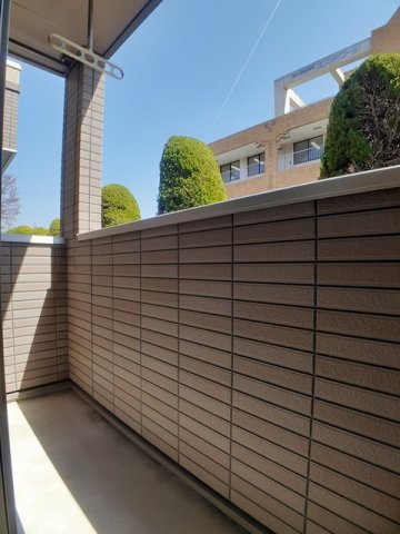 バルコニー　外からの目が気にならないバルコニーで洗濯物が干せます
