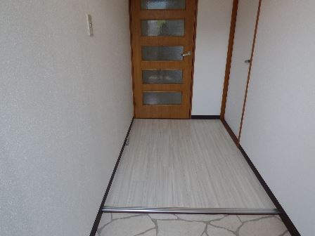 玄関　※別号室の写真です。