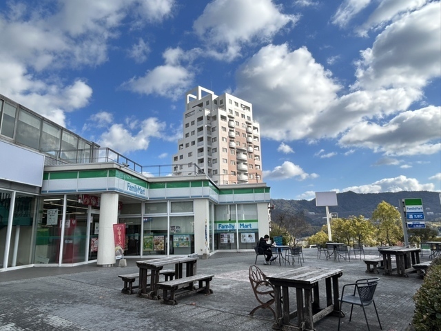 コンビニ　ファミリーマートＡシティー店（コンビニ）まで445m