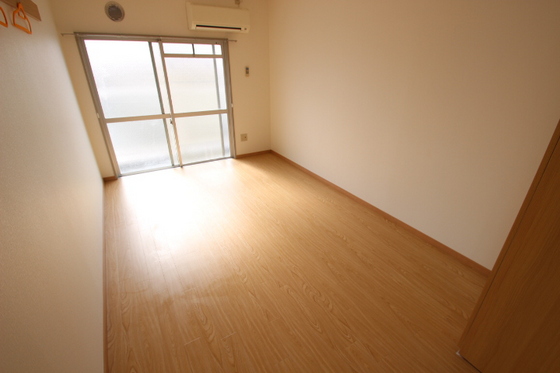 居室・リビング　※別号室の写真です。