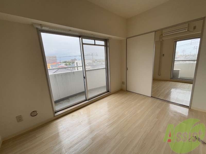 居室・リビング　リビングは７．１帖あり、バルコニーが２つございます。