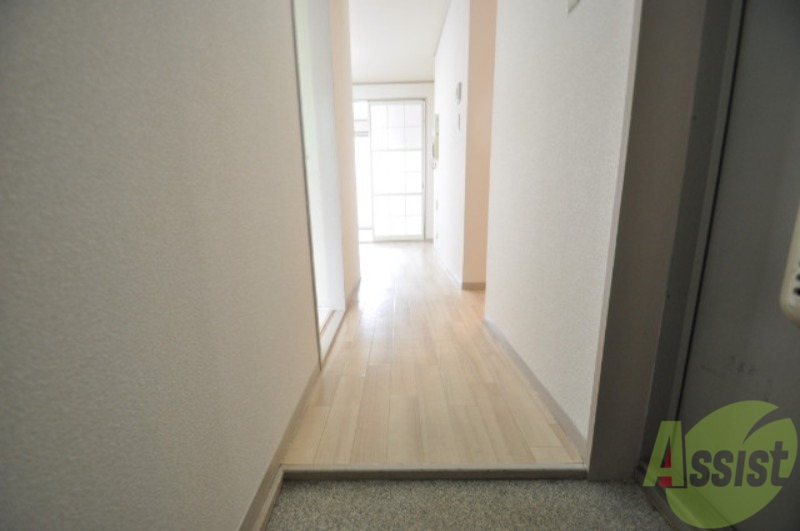 玄関　落ち着いた雰囲気の中に明るい光が差し込む