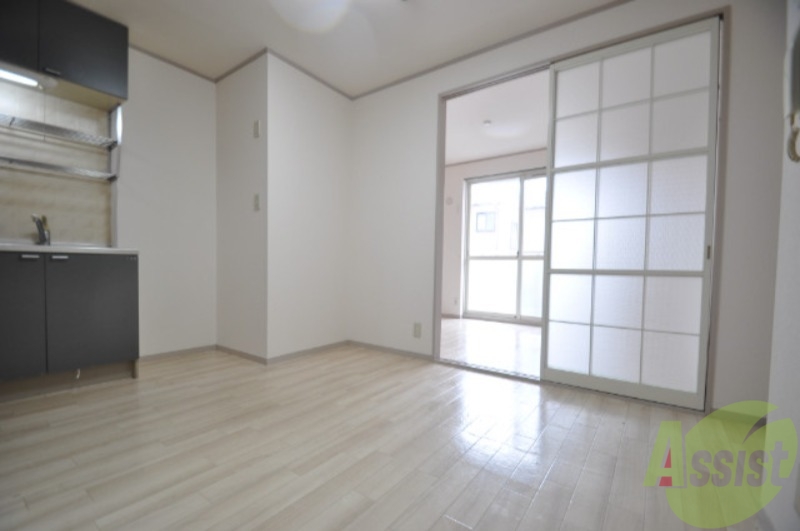 居室・リビング　窓から室内へと降り注ぐやわらかな光と伸びやかなで開放な空間