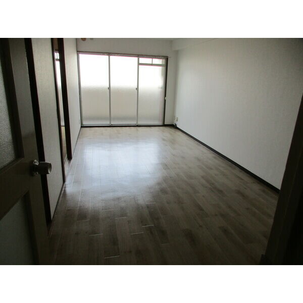 居室・リビング　同物件別室です。