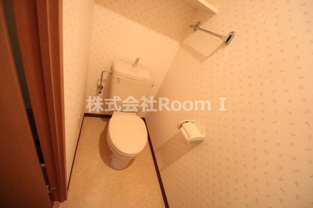 トイレ　落ち着いた色調のトイレです