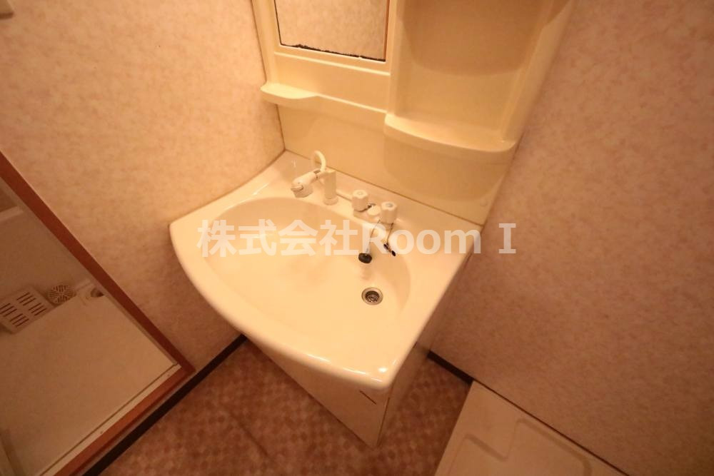 洗面設備　明るい洗面所です