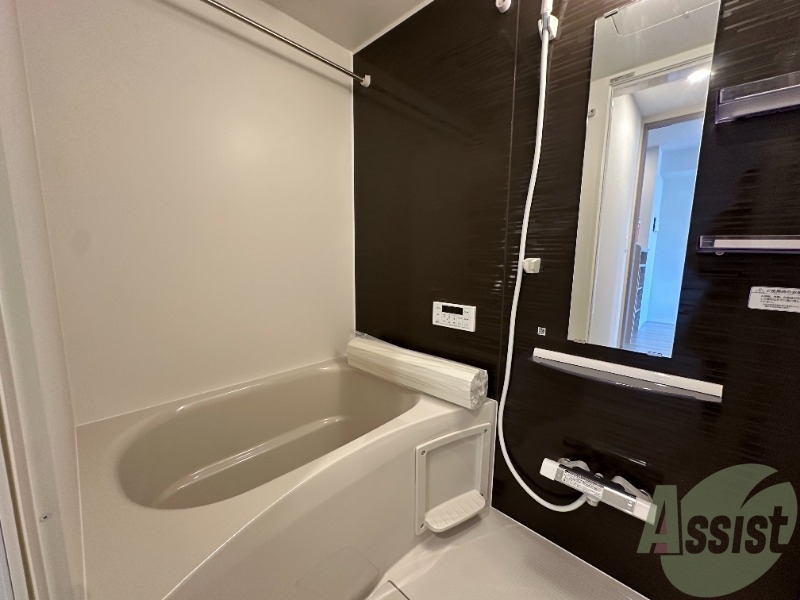 バス・シャワールーム　落ち着いたデザインの浴室。ゆったりできそうです。