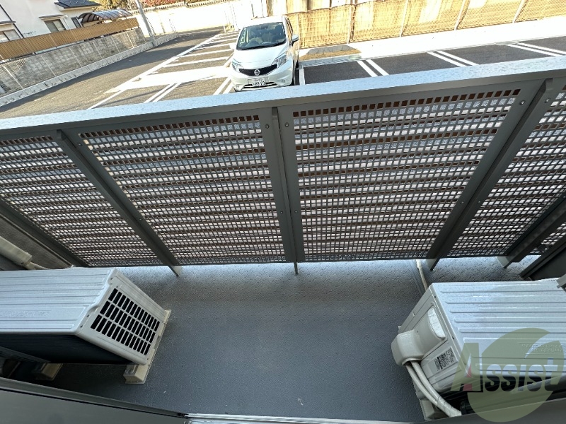 バルコニー　バルコニーは洗濯物を干すのに十分な広さがありますね。