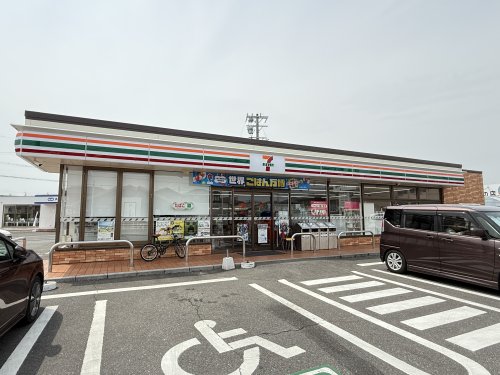 コンビニ　セブンイレブン 鈴鹿岡田1丁目店（コンビニ）まで382m